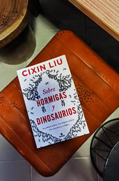 Sobre hormigas y dinosaurios, reseña de una fábula ecológica del maestro de la cifi 