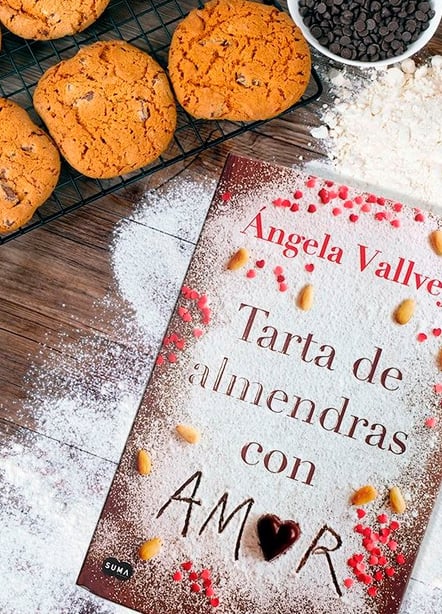 Imágen destacada - Análisis de Tarta de almendras con amor, #UnaNovelaDe #ÁngelaVallvey