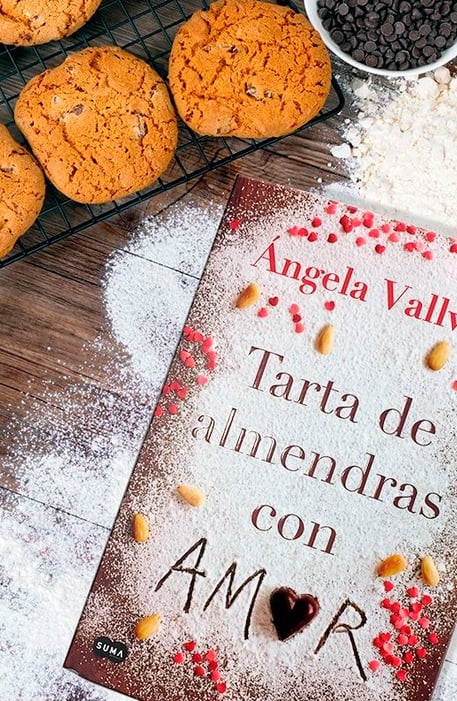 Imágen destacada - Análisis de Tarta de almendras con amor, #UnaNovelaDe #ÁngelaVallvey