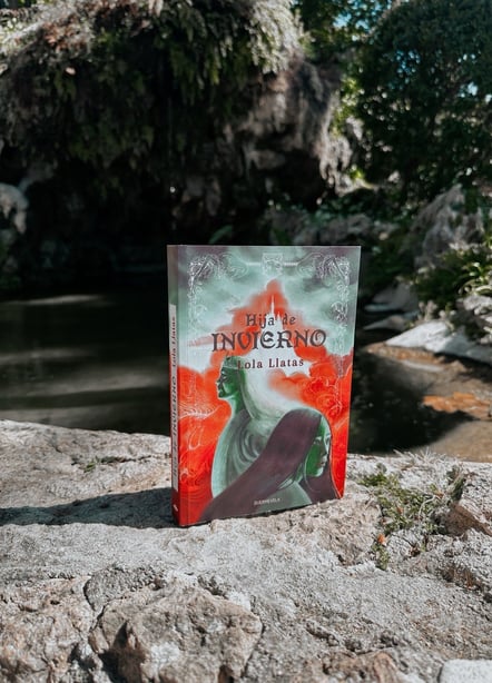 Imágen destacada - Reseña de Hija de invierno, de Lola Llatas: fantasía oscura sobre un reino sitiado