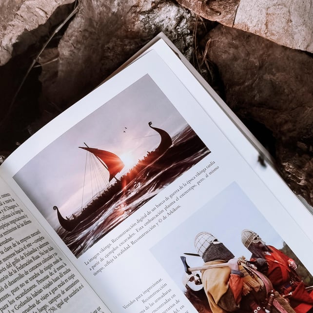 Foto de las páginas con imágenes de Vikingos de Neil Price