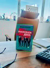 Iamgen de la entrada Enamorada de mis jefes: reseña de una novela con poliamor, romance y mucho spicy