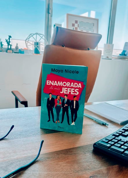 Imágen destacada - Enamorada de mis jefes: reseña de una novela con poliamor, romance y mucho spicy