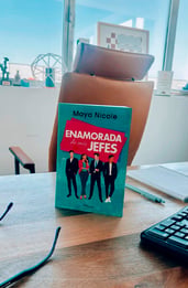 Enamorada de mis jefes: reseña de una novela con poliamor, romance y mucho spicy