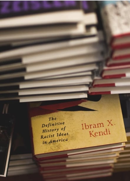 Imágen destacada - Mlog  04 - esas colecciones que todos tienen en casa y que nadie lee  