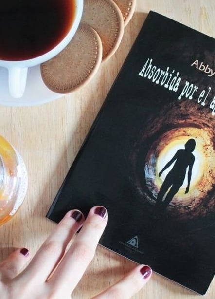 Imágen destacada - Absorbida por el agujero negro, análisis del thriller de Abby C. T.