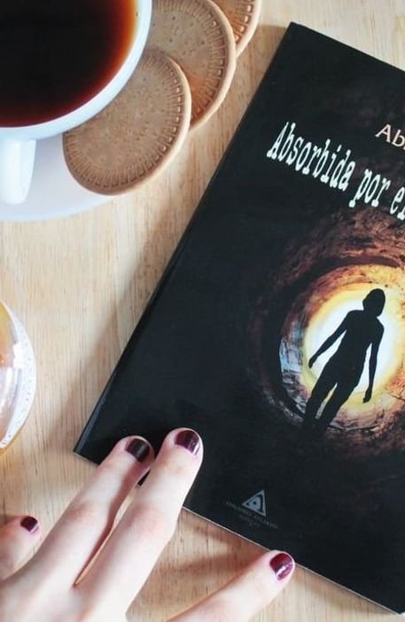 Imágen destacada - Absorbida por el agujero negro, análisis del thriller de Abby C. T.