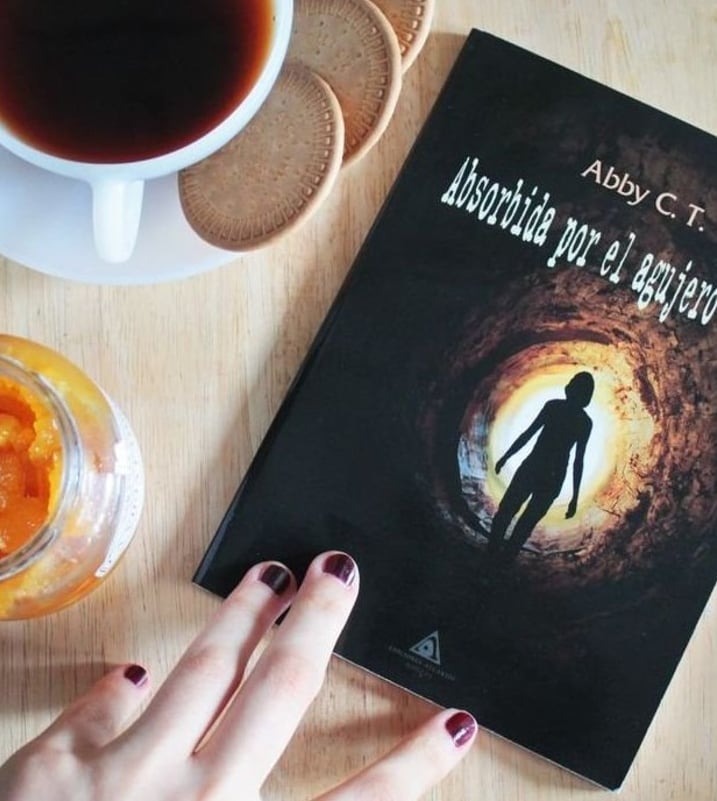 Imágen destacada - Absorbida por el agujero negro, análisis del thriller de Abby C. T.