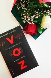 Voz, reseña de una novela basada en El Cuento de la Criada que te dejará sin palabras