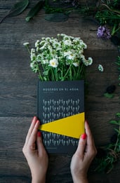 Rostros en el agua: opinión de un libro sobre la vida en un psiquiátrico 