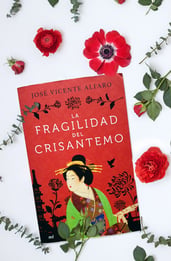 La fragilidad del crisantemo, reseña de una novela que te traslada al período Heian