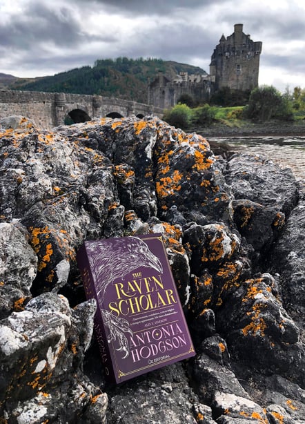 Imágen destacada - The Raven Scholar (El camino eterno 1): reseña completa