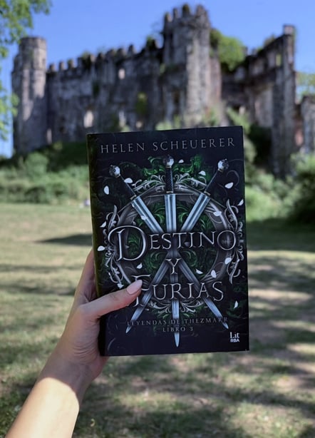 Imágen destacada - Destino y furias, de Helen Scheuerer: reseña de la tercera parte de Las leyendas de Thezmarr