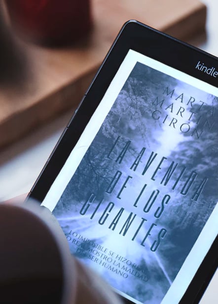 Imágen destacada - Crítica y análisis de La avenida de los gigantes, una novela negra muy diferente