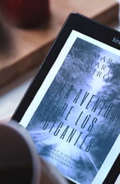 Crítica y análisis de La avenida de los gigantes, una novela negra muy diferente