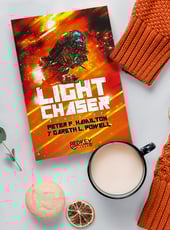 Iamgen de la entrada Light Chaser: Surcaluz. Un viaje por el espacio y el tiempo en busca de la libertad y el amor.