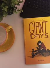 Iamgen de la entrada Giant Days volumen 1, reseña de un cómic que te devolverá a tu vida universitaria