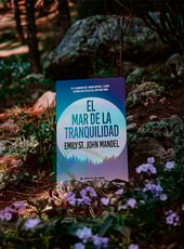 Iamgen de la entrada El mar de la tranquilidad, de Emily St. John Mandel: una novela sobre el tiempo, la pérdida y la calma
