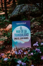 El mar de la tranquilidad, de Emily St. John Mandel: una novela sobre el tiempo, la pérdida y la calma