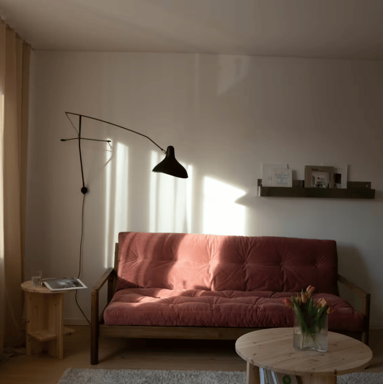 Produit similaire: Knob - Canapé convertible en bois foncé et tissu rose