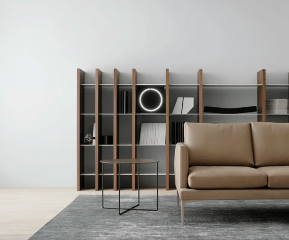 Canapé cuir beige dans un salon lumineux