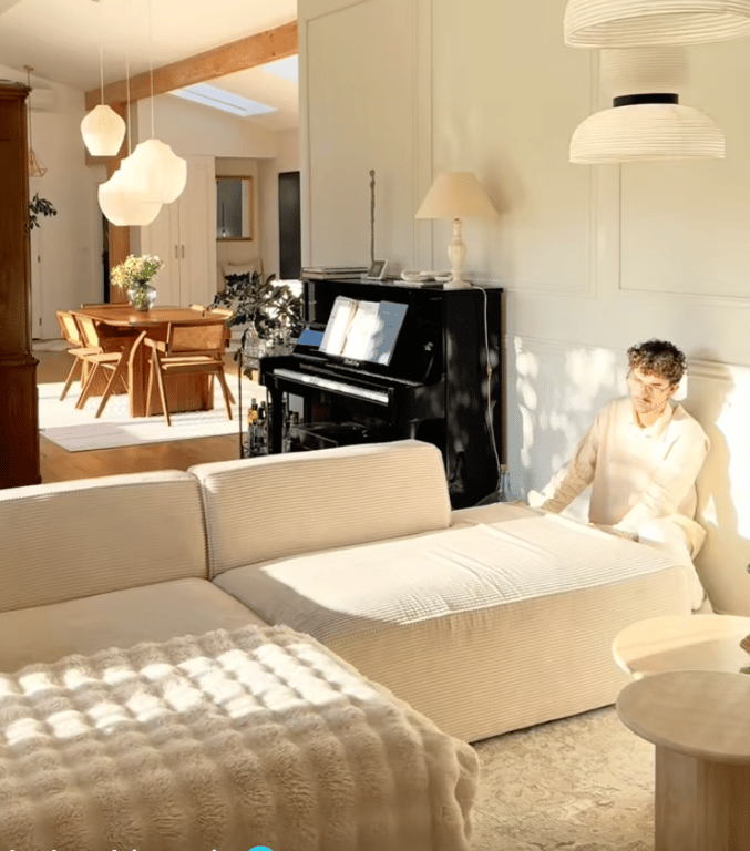 Thumbnail for Notre canapé Megeve dans le magnifique appartement de @homewithluca 🖤 
