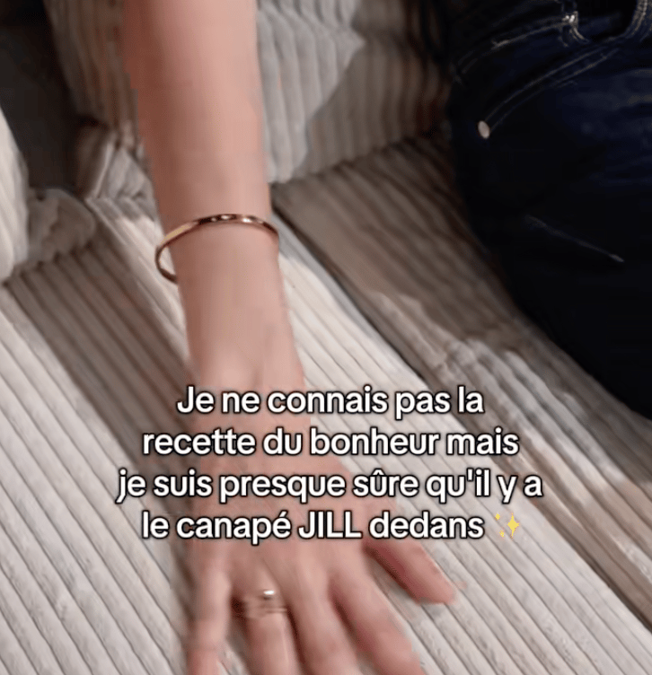 Thumbnail for Mission : ne pas s'endormir sur ce canapé ultra confortable