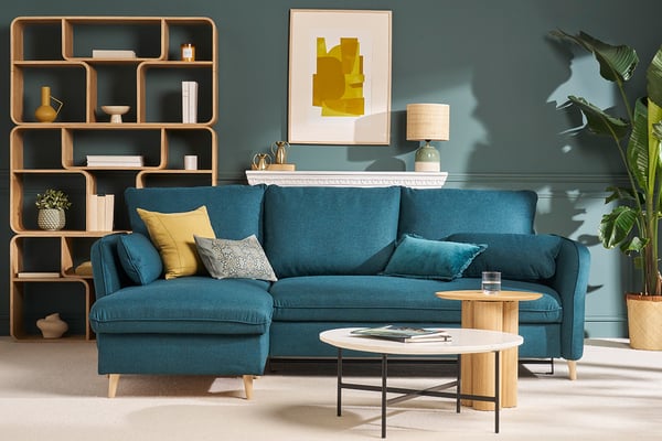 Canapé d'angle convertible réversible avec coffre 3-4 places en tissu bleu océan et bois clair DRISS