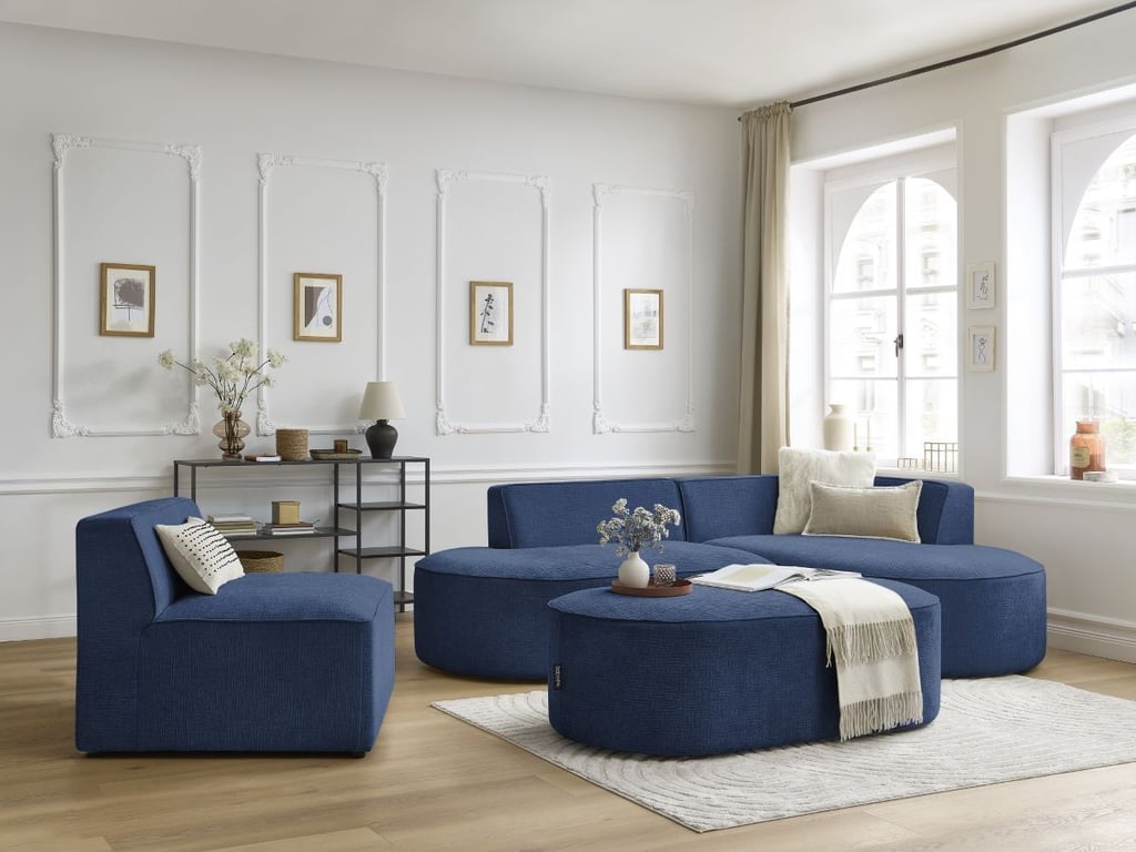 Produit similaire: Canapé d'angle fixe modulable ROUSSEAU tissu texturé avec 1 chauffeuse et 1 pouf bleu foncé angle droit BOBOCHIC 6 places