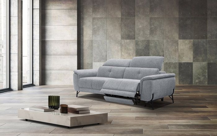 Produit similaire: Canapé droit 3 places relax électrique tissu gris clair - AVENA