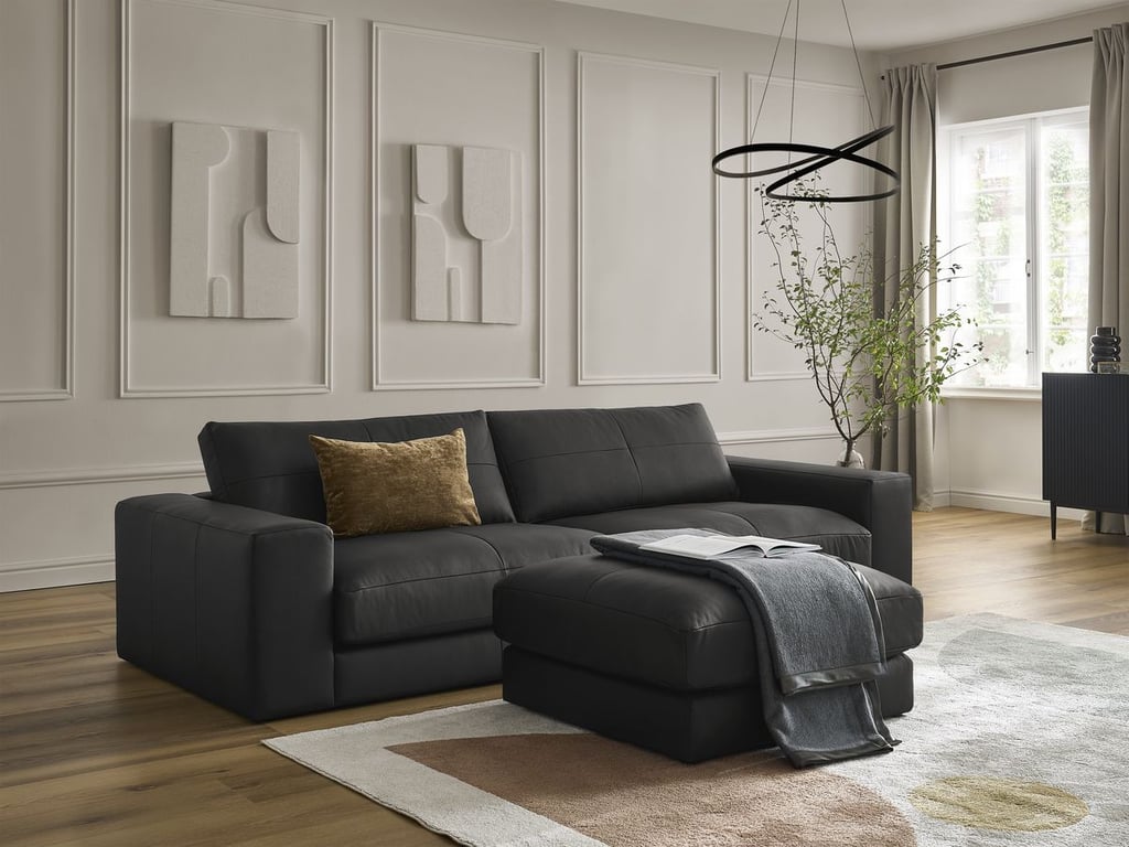 Produit similaire: Canapé droit fixe 3 places LEONARD cuir de vache avec pouf noir BOBOCHIC