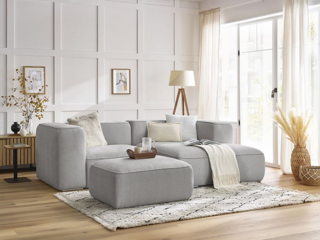 Produit similaire: Canapé d'angle fixe compact ZEPHYR avec pouf gris clair angle droit BOBOCHIC 4 places