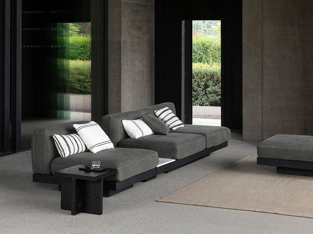 Canapé deux places en bois noir et coussins fumée 193 x 115 x 72 cm Rudolph - Serax