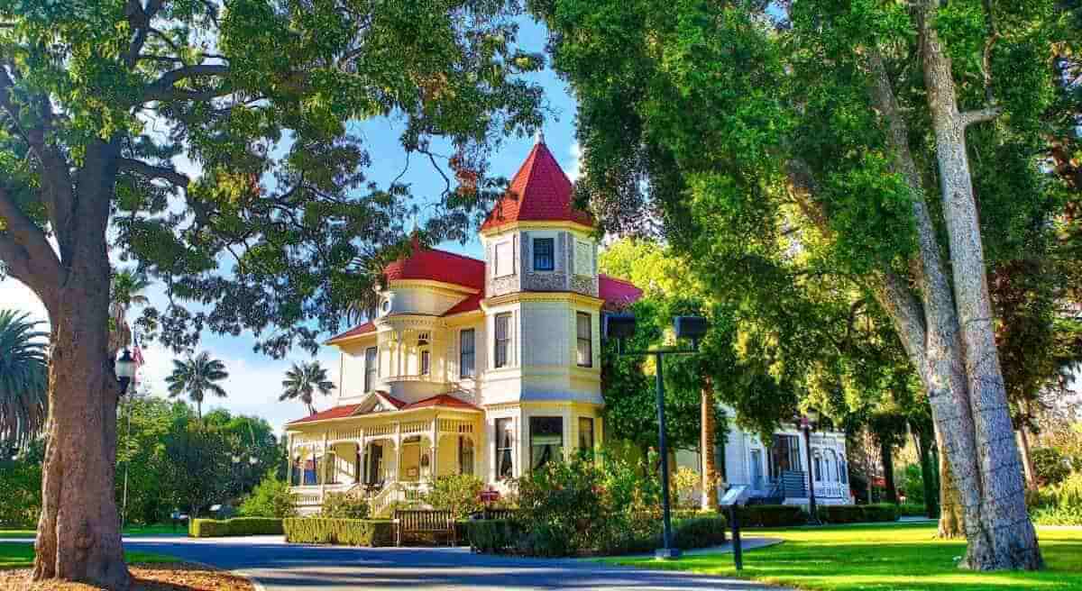 Rosie taxi cab provides airport transportation to and from Camarillo CA