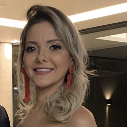 Dra. Claudia Lelis