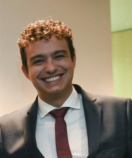 Dr. André Henares