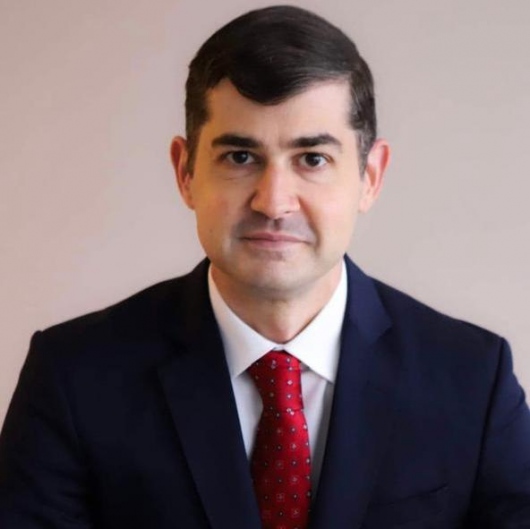 Dr. Fernando César