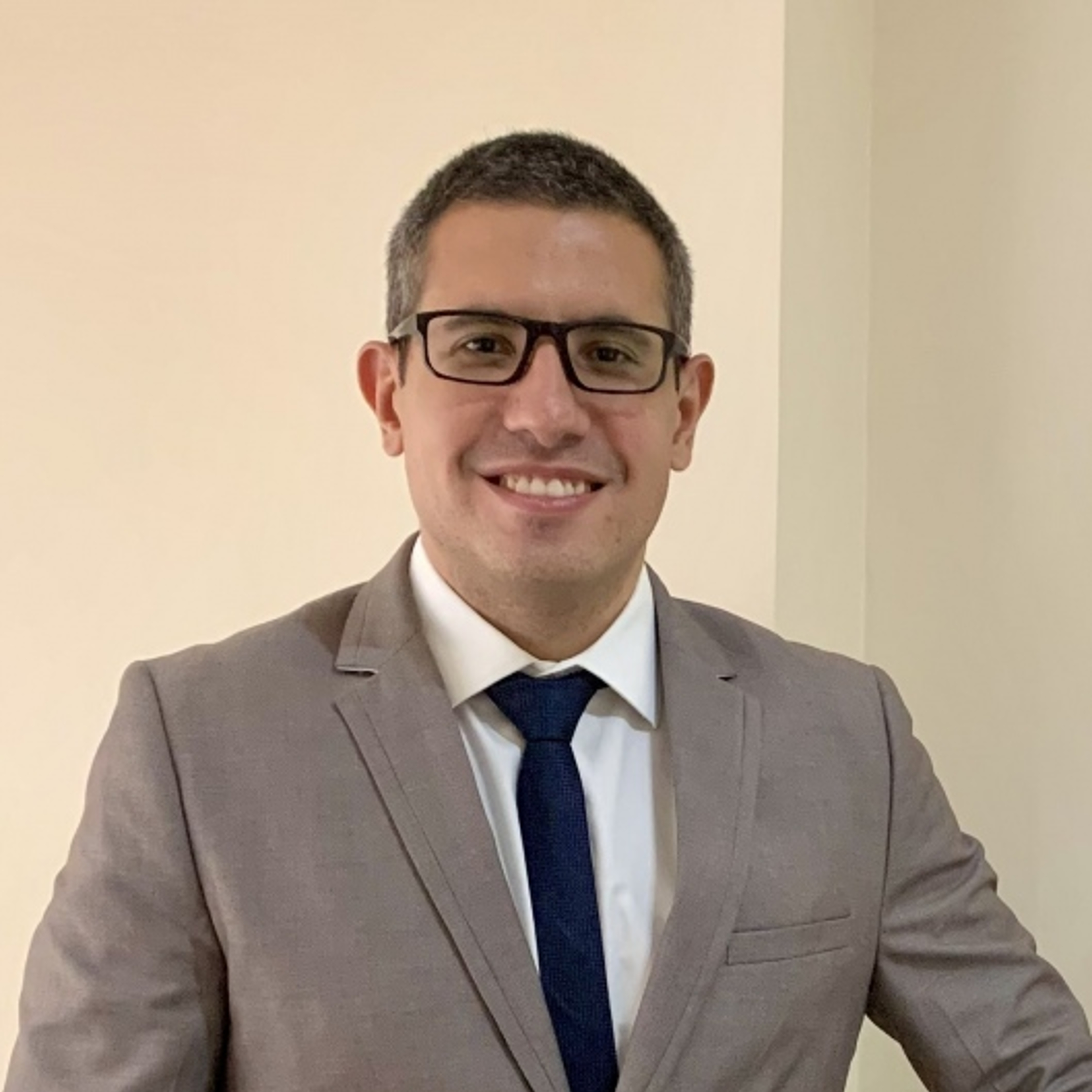 Dr. Gustavo Pina