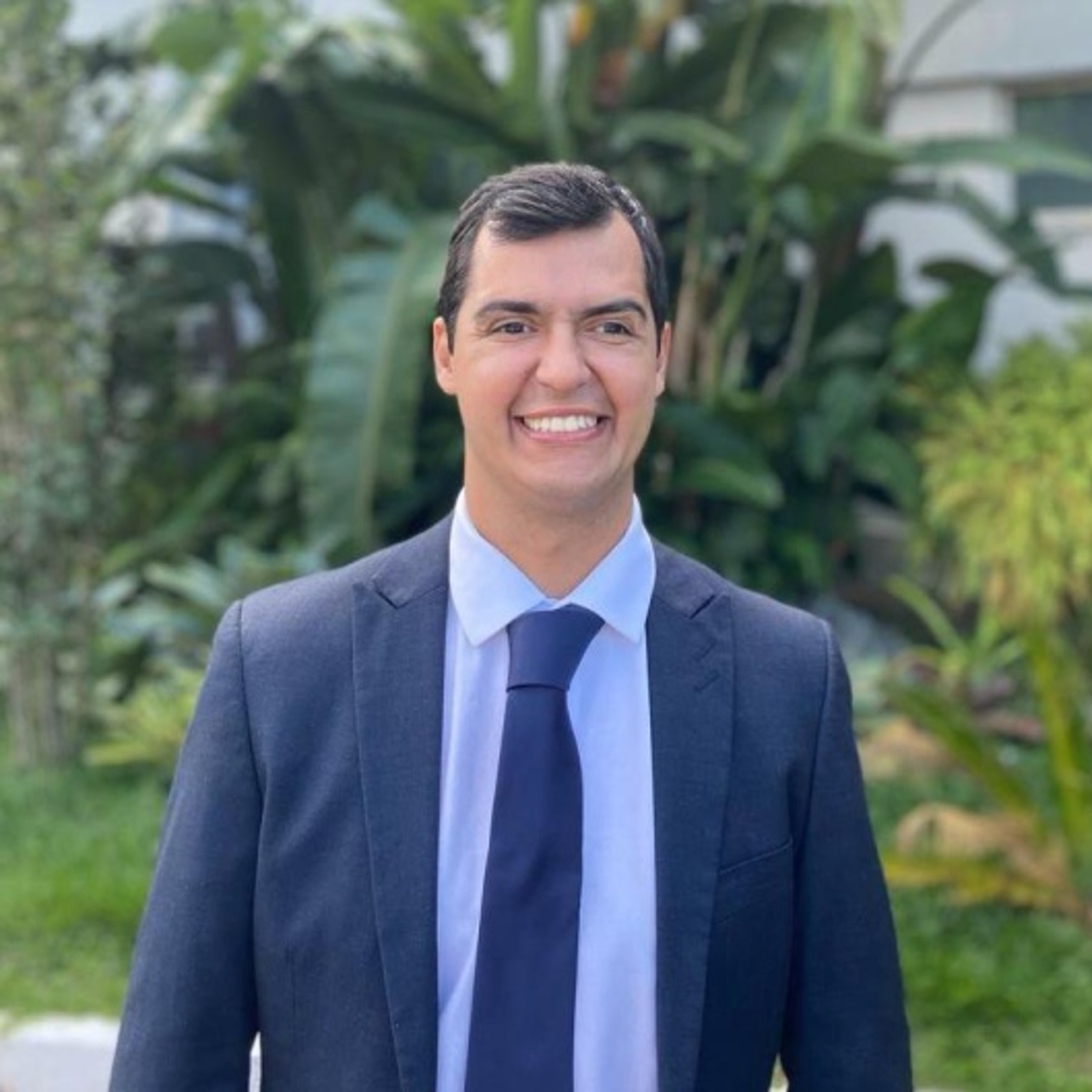 Dr. Robson Luís