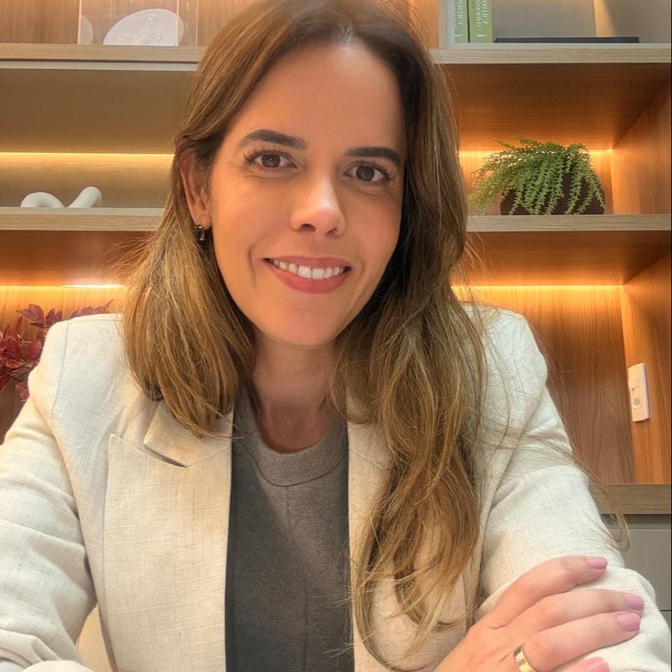 Dra. Lara Medeiros