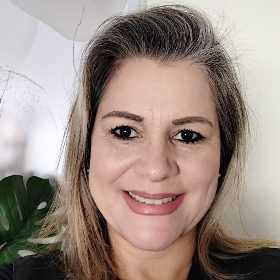 Dra. Cláudia Mara
