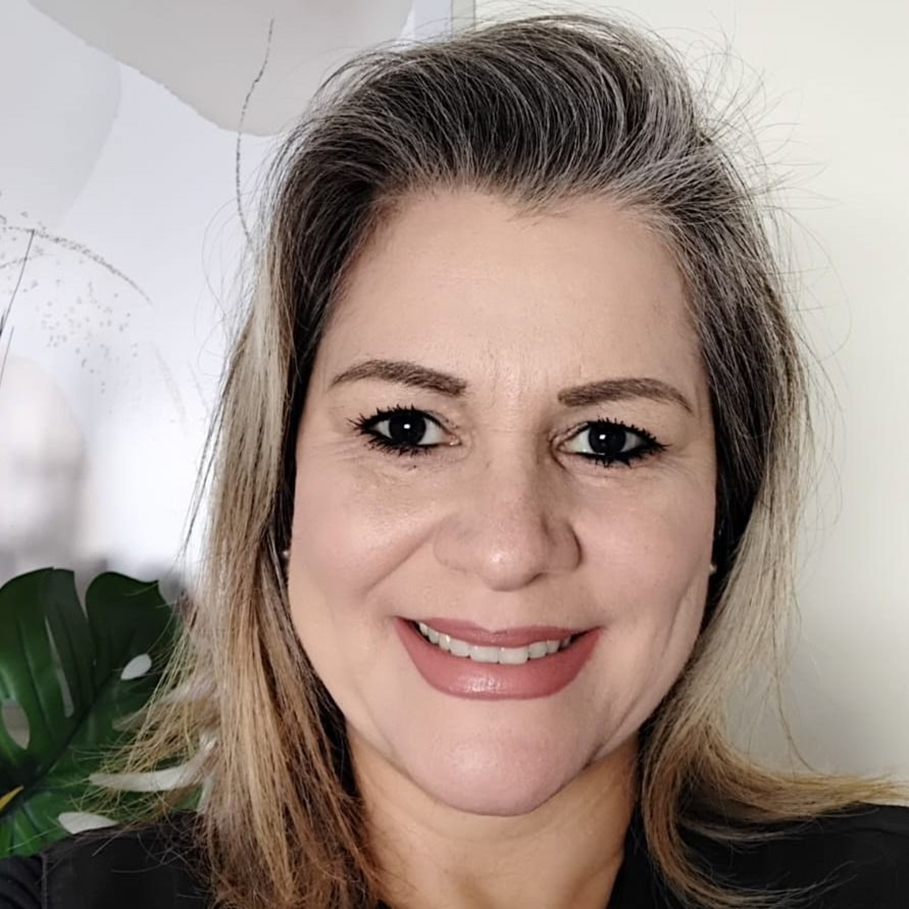 Dra. Cláudia Mara