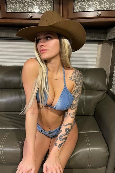 TATTED BRUNETTE VIP🖤
