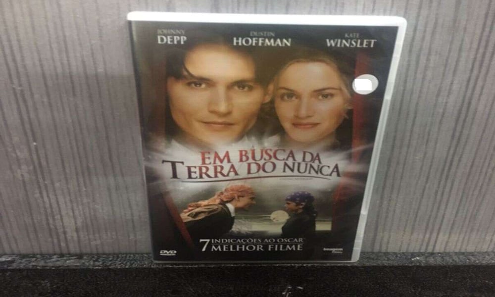 EM BUSCA DA TERRA DO NUNCA (FILME)