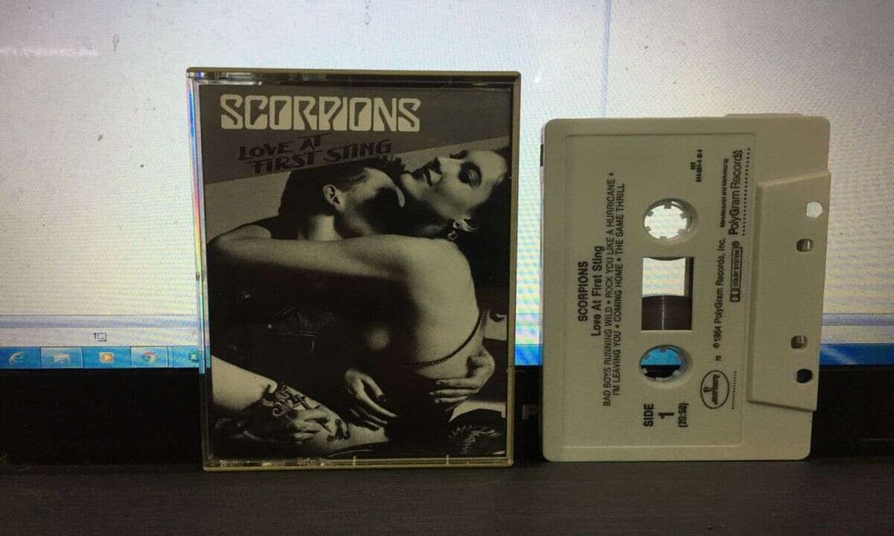 SCORPIONS - LOVE AT FIRST STING (FICA CASSETE IMPORTADA)