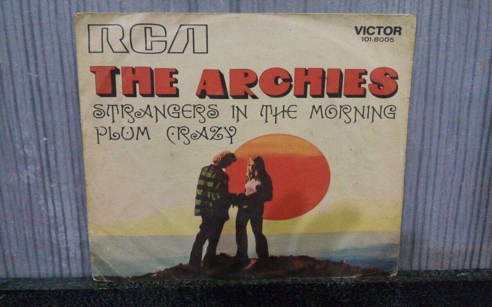 7 POLEGADAS - THE ARCHIES - STRANGERS IN THE MORNING PLUM