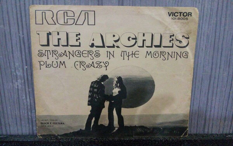 7 POLEGADAS - THE ARCHIES - STRANGERS IN THE MORNING PLUM
