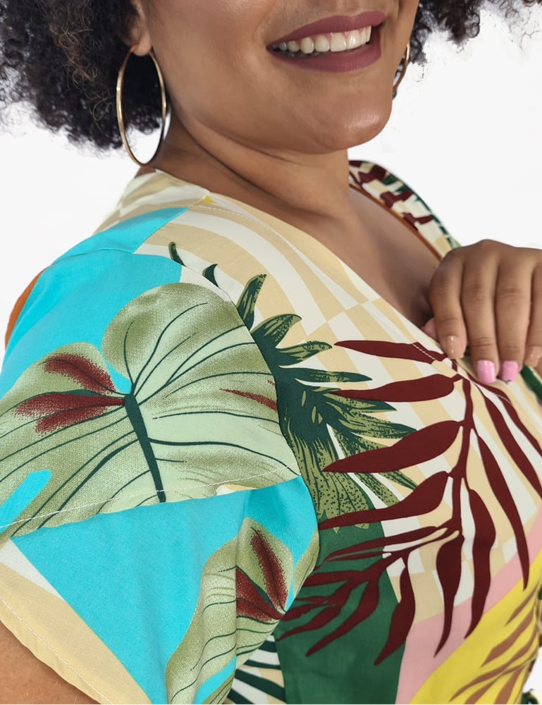 Blusa Feminina Plus Manga Curta com Amarração