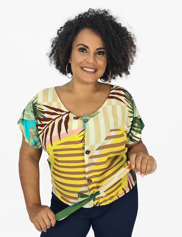 Blusa Feminina Plus Manga Curta com Amarração