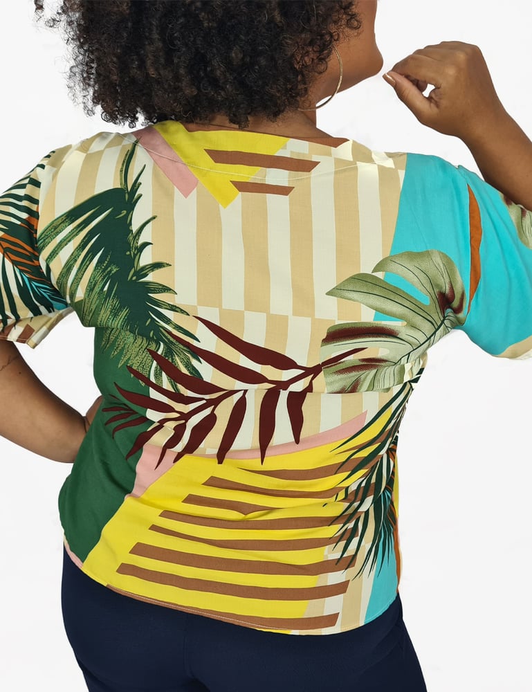 Blusa Feminina Plus Manga Curta com Amarração
